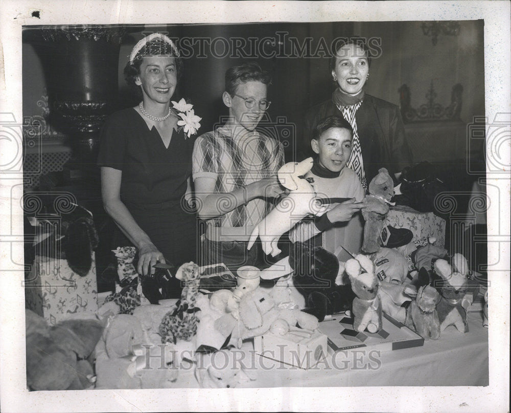 1952 Press Photo Mrs Arthur Koff President of Mothers Aid Mrs. Kellogg Fairbanks - Historic Images