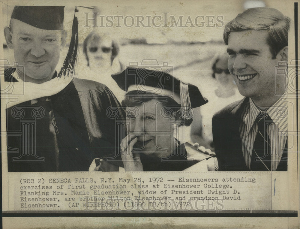 1972 Press Photo President Eisenhower Dwight College Flanking Mrs Mamie Milton - Historic Images