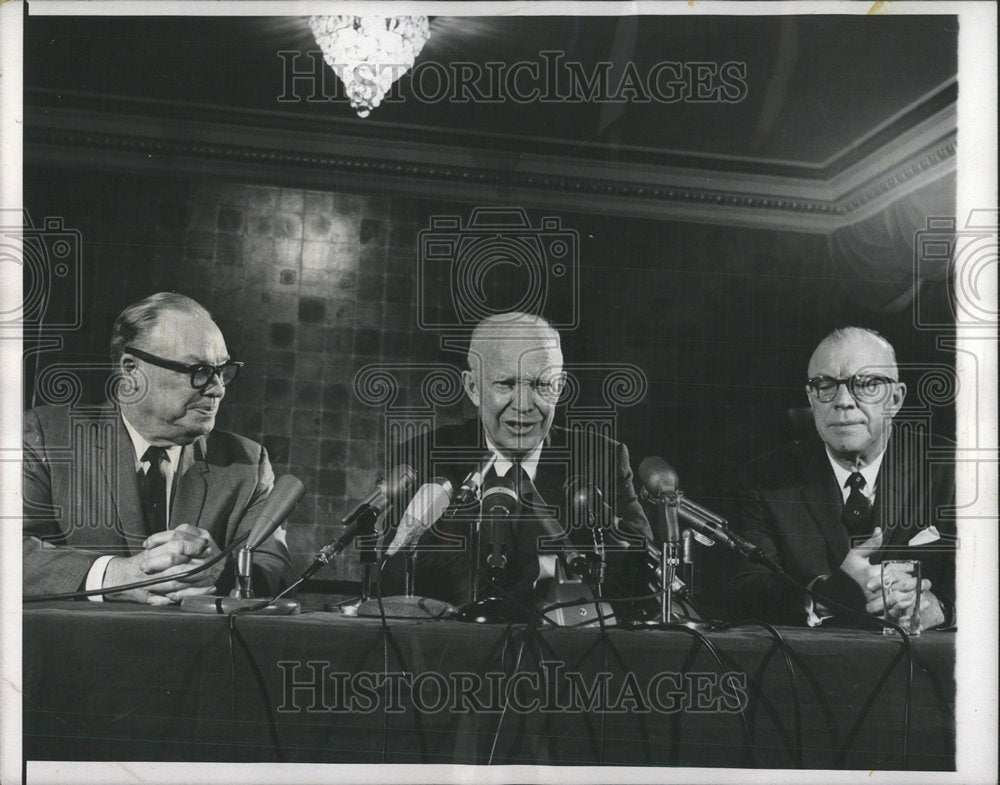 1966 Press Photo Former President Dwight Eisenhower Earl Milton Chicago Cook - Historic Images
