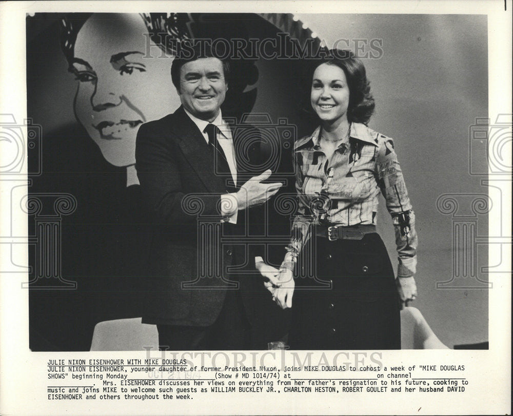 1974 Press Photo Mike Douglas Julie Nixon Eisenhower president William Heston - Historic Images