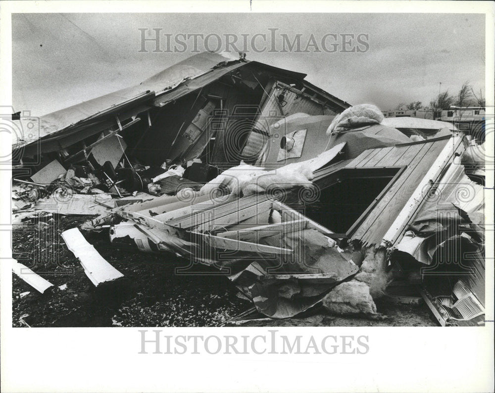 1982 Press Photo Sandra Cox Tornado Mobile Home Wreckage - Historic Images