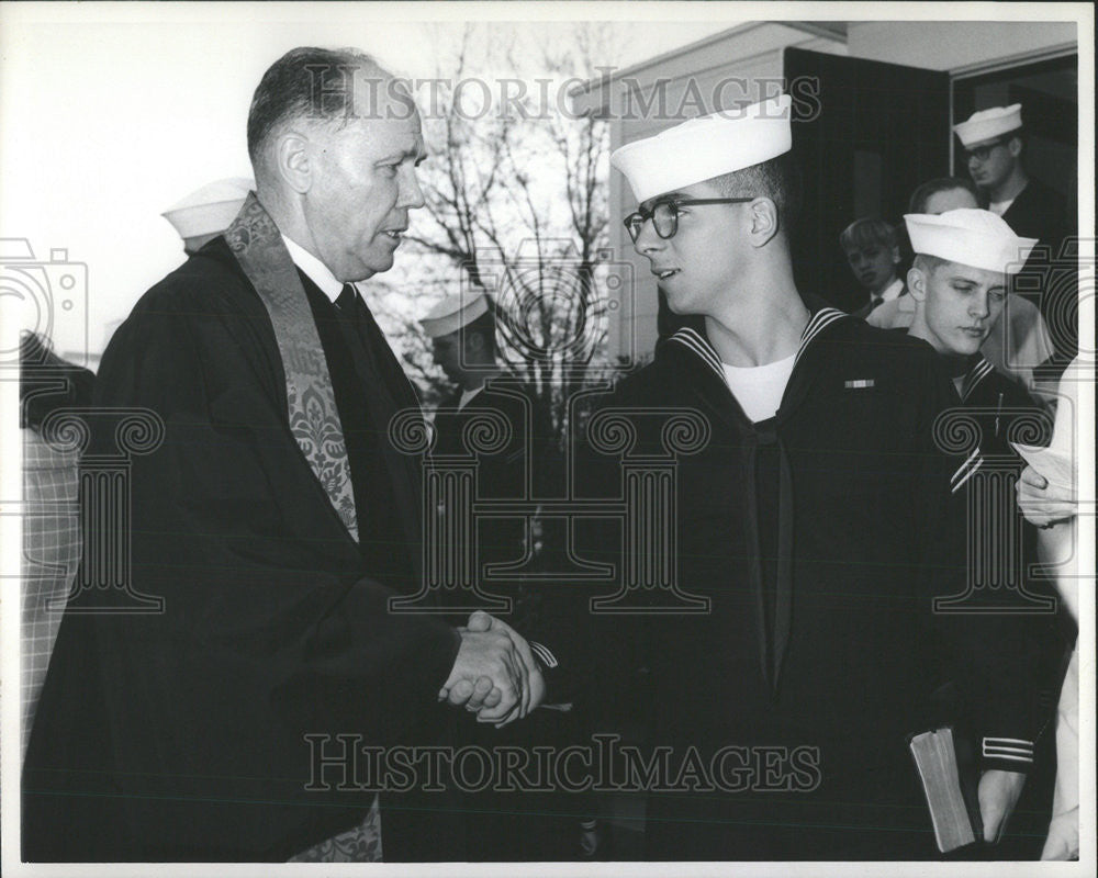 1970 Press Photo Rear Admiral James W. Kelly,  Airman Apprentice John Defazio - Historic Images