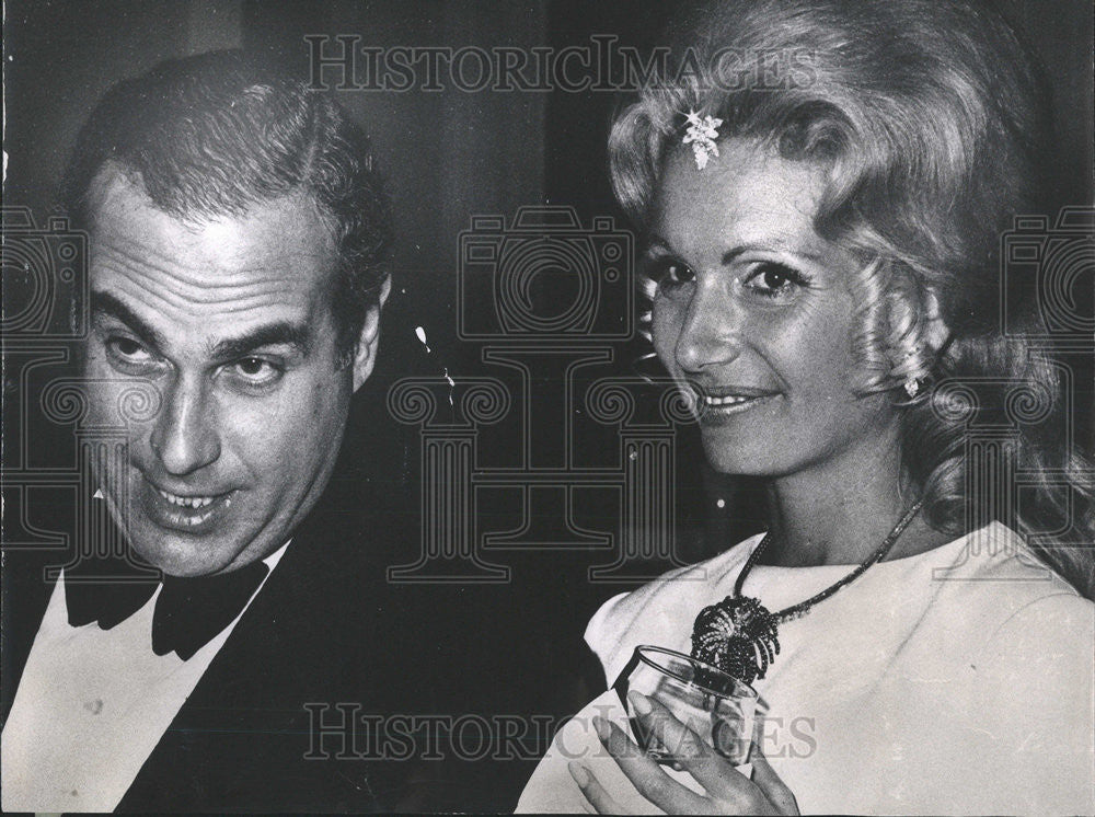 1970 Press Photo A bejewated Mrs. Alan Cummings and her husband Stood - Historic Images
