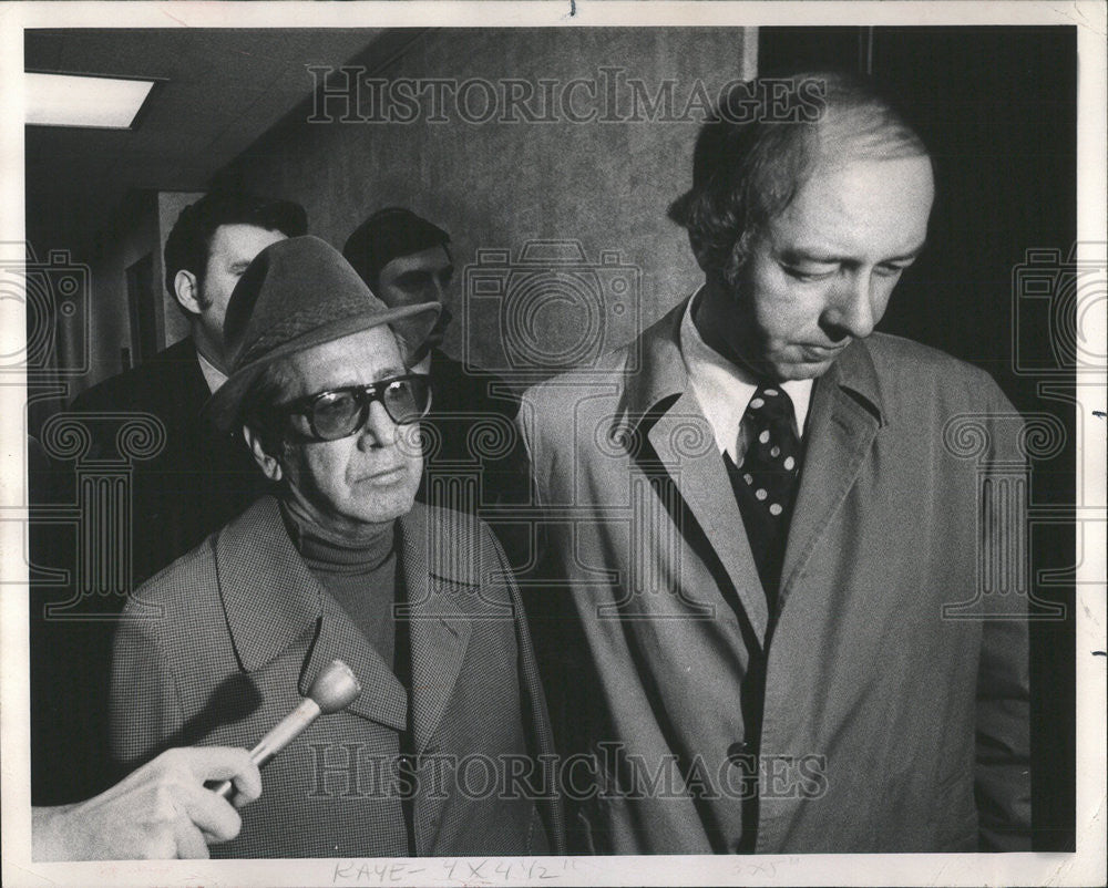 1975 Press Photo Dr. Max Kaye  with his attorney Warren Wolfson surrendering - Historic Images