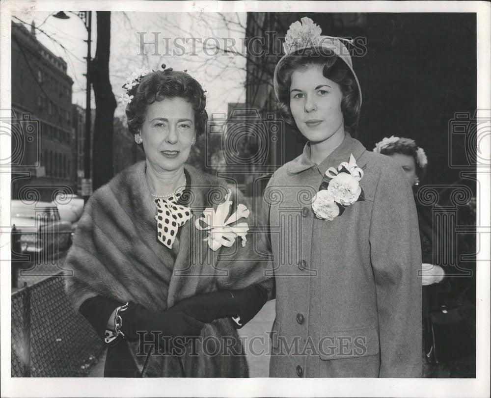 1959 Press Photo Mrs. Swift Kochs and Miss Judith Kochs at Crysostom&#39;s church - Historic Images