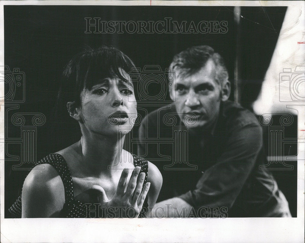 1968Press Photo Dir. George Keathley Rehearsing Rita Moreno for The Rose Tattoo. - Historic Images