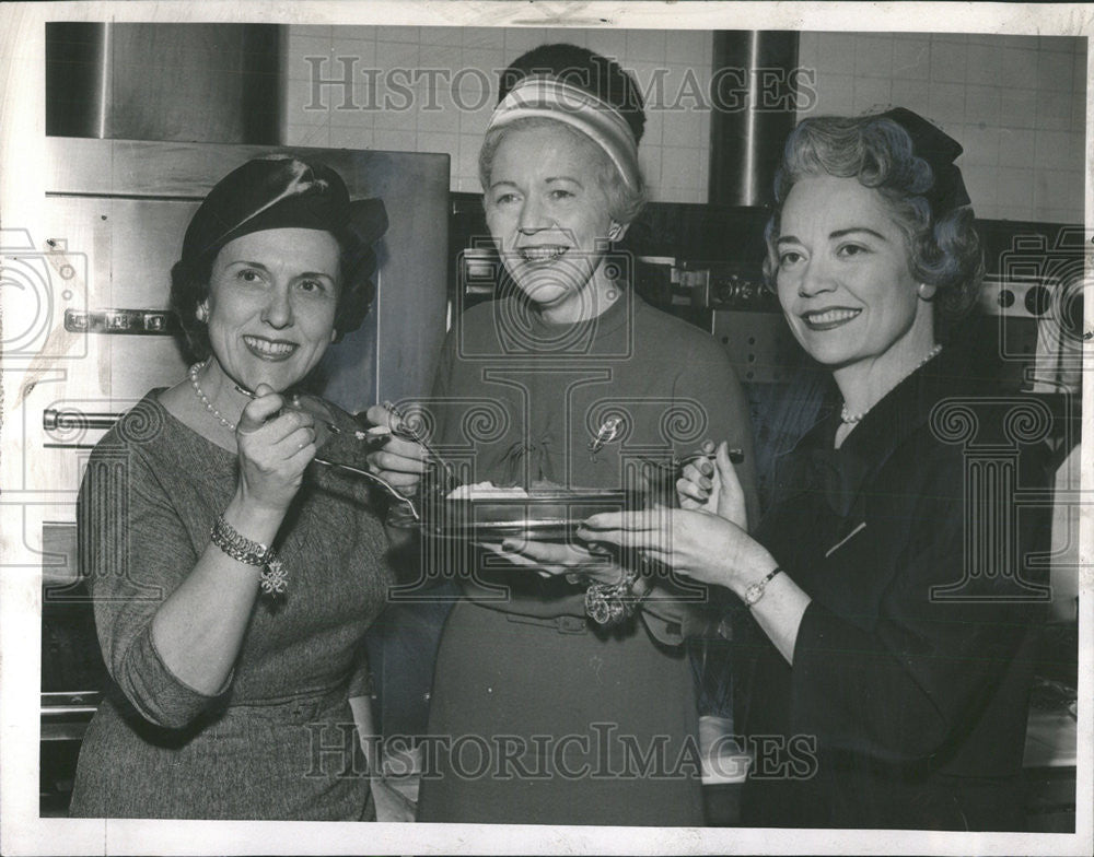 1960 Press Photo Emmett Kelly Presentation Ball Eating Spree - Historic Images