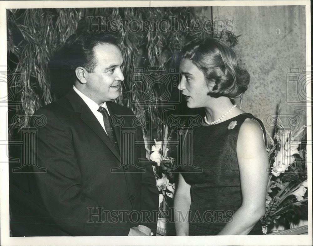 1963 Press Photo Ramon Alarcon Consul of Chile Cellar Party Astor Towers Chicago - Historic Images