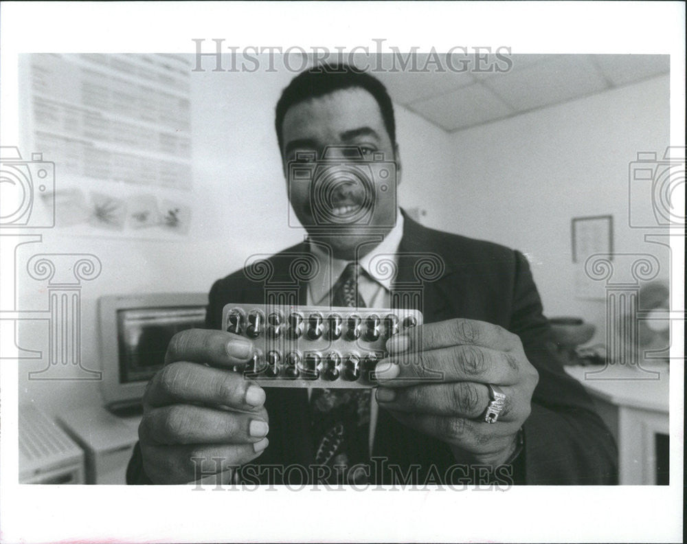 1994 Press Photo Warren Cooper President ACCU-Lab Medical Testing - Historic Images