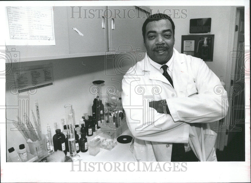 1993 Press Photo Warren Cooper owner drug testing service to be honored by Minor - Historic Images