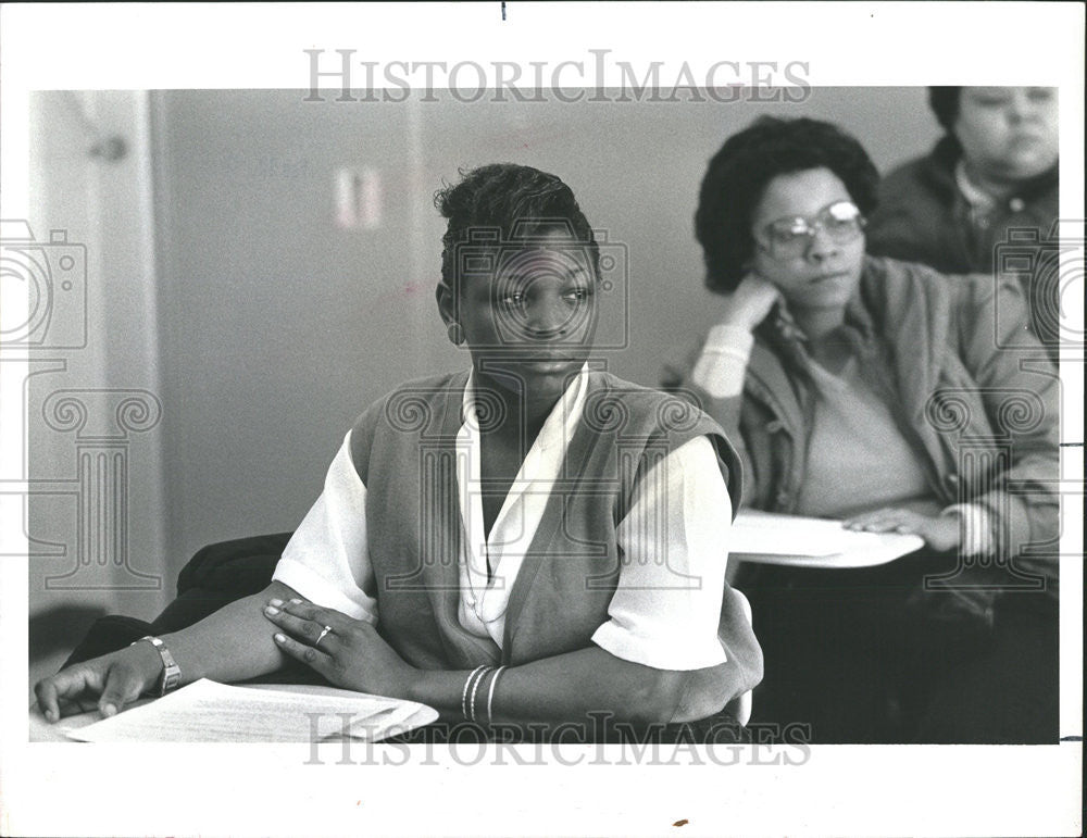 1986 Press Photo Marian Cooper Studying Mother Olive-Harvey College - Historic Images