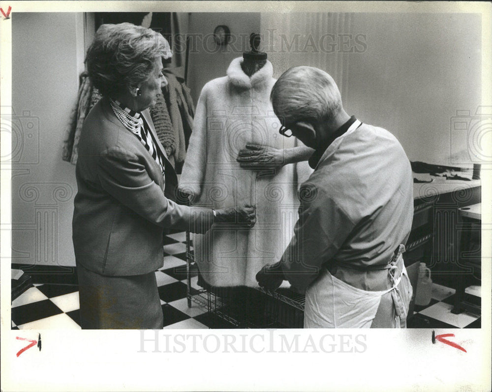 1983 Press Photo Shirley Cooper talks with Rubin Frydman, production chief - Historic Images