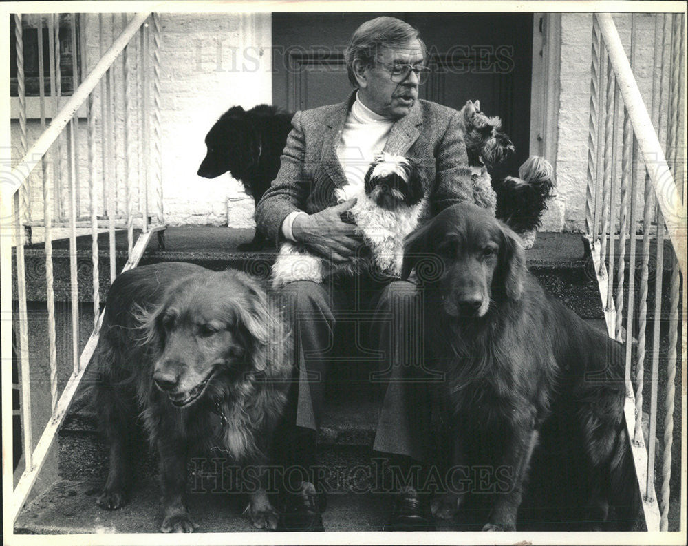 1987 Press Photo John Cordwell with his six dogs in his home. - Historic Images