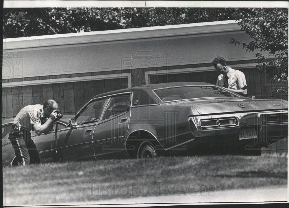 1972 Press Photo Mrs Derry&#39;s car for  Police Officer take Picture - Historic Images