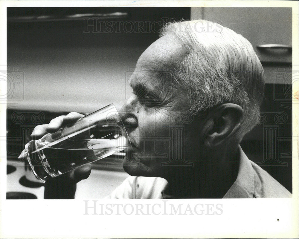 1984 Press Photo John B.W. Corey Chicago Water Commission drinking a glass of wa - Historic Images