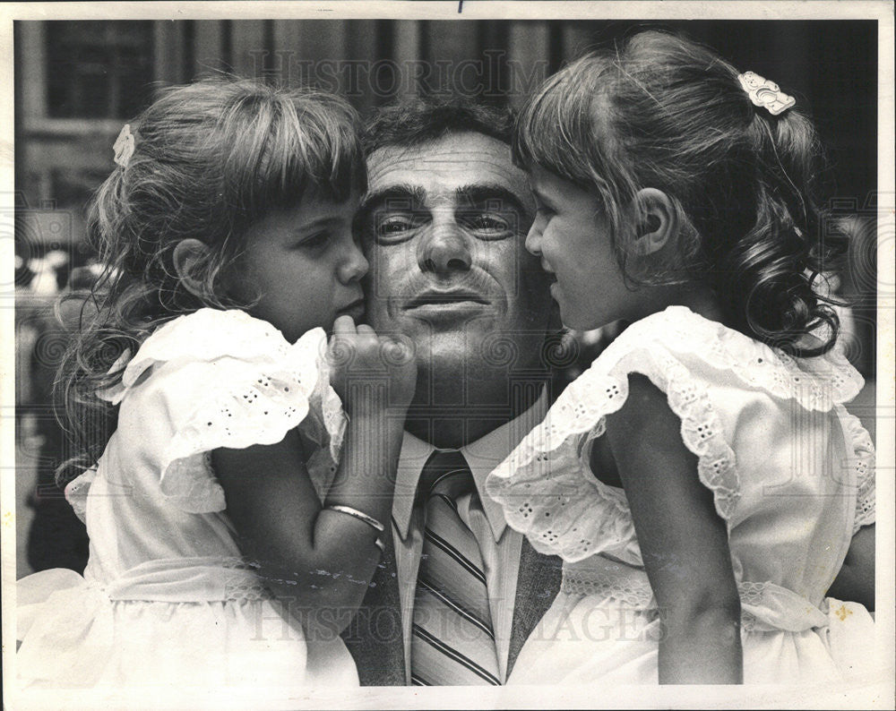 1984 Press Photo Paul T. Foxgrover Gets Hugs and Kisses From his Daughters - Historic Images