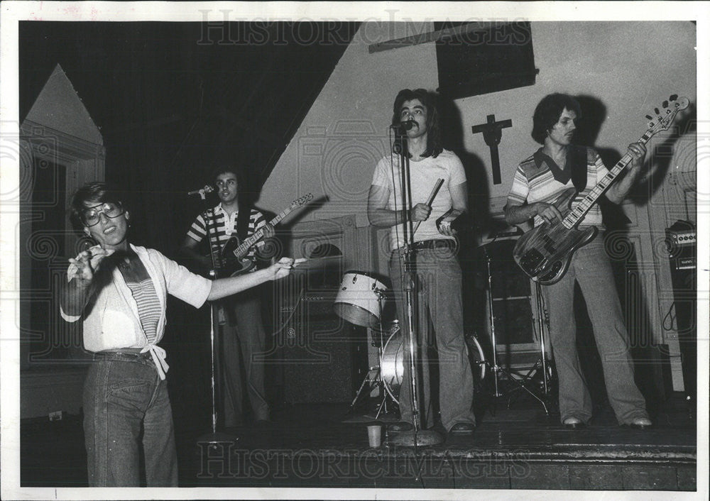 1977 Press Photo Foxfire Band Clarenda Gaudio Performance Stage - Historic Images