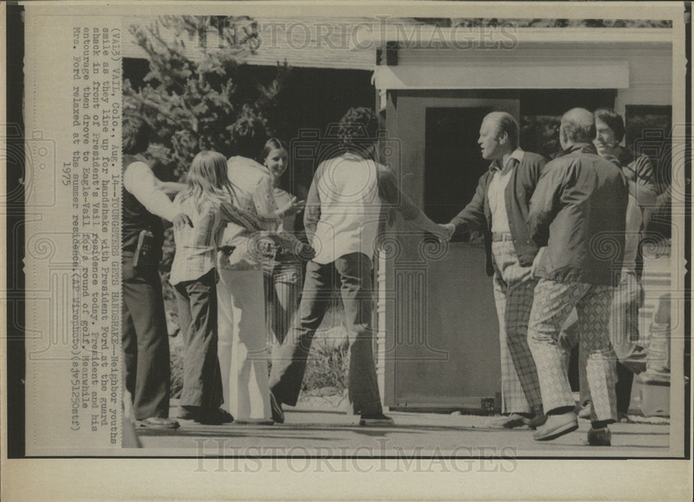 1975 Press Photo President Ford Greets Neighbor Youths Vail Summer Residence - Historic Images