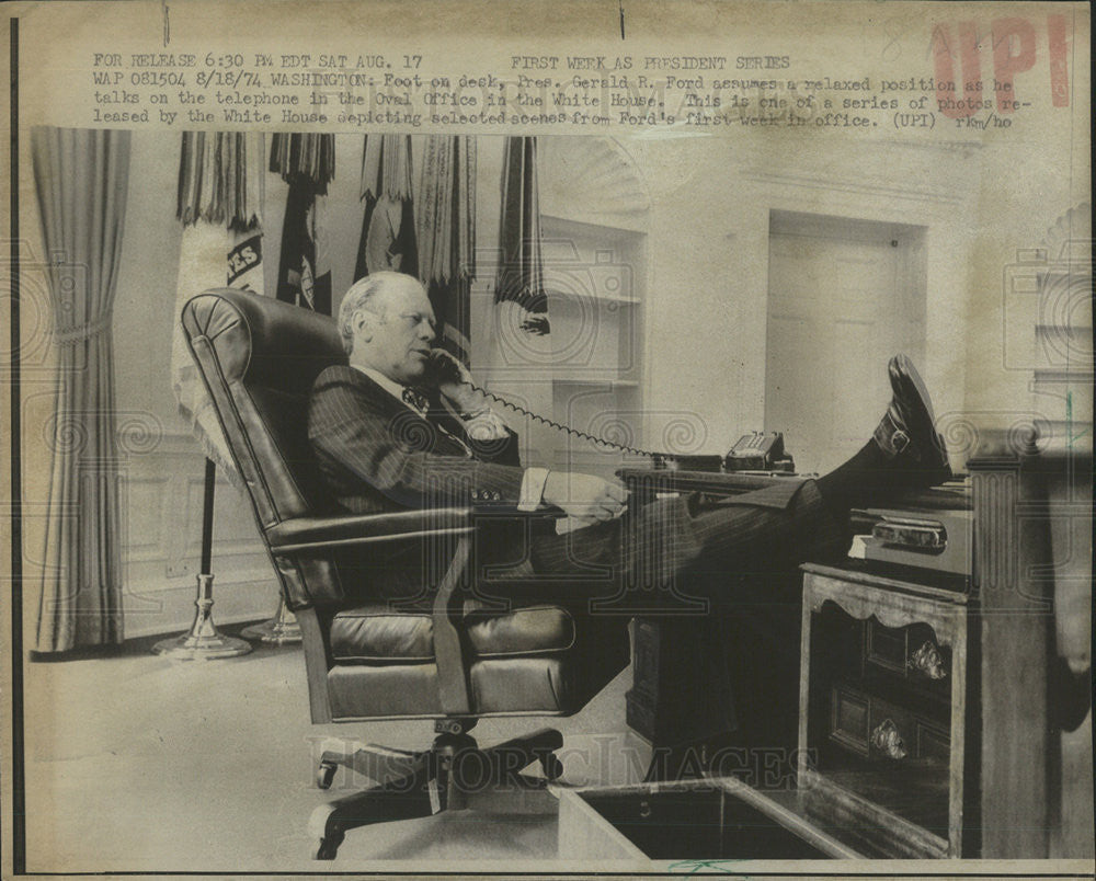 1974 Press Photo President Gerald R Ford Oval Office - Historic Images