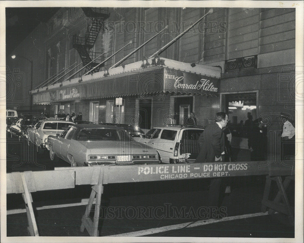 1975 Press Photo Eight Street Pickets President Gerald Ford Hilton Hotel - Historic Images