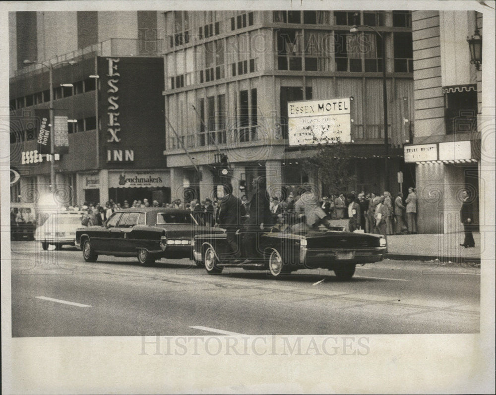 1975 Press Photo American President Edward Ford Cars Speed Past Front Chicago - Historic Images