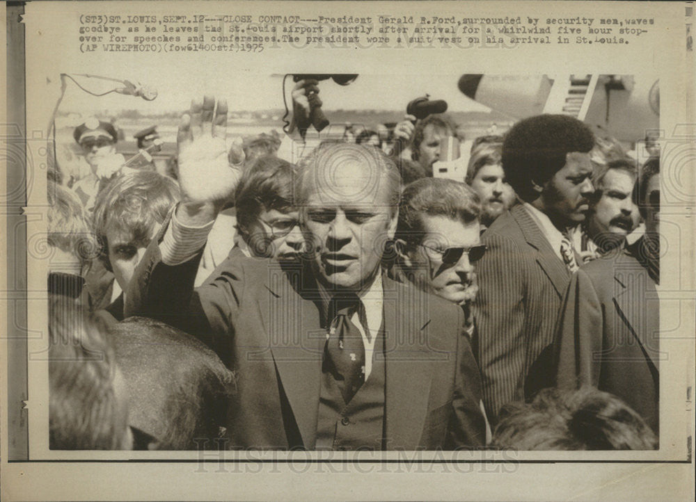 1975 Press Photo President Gerald R. Ford &amp; Security Men - Historic Images