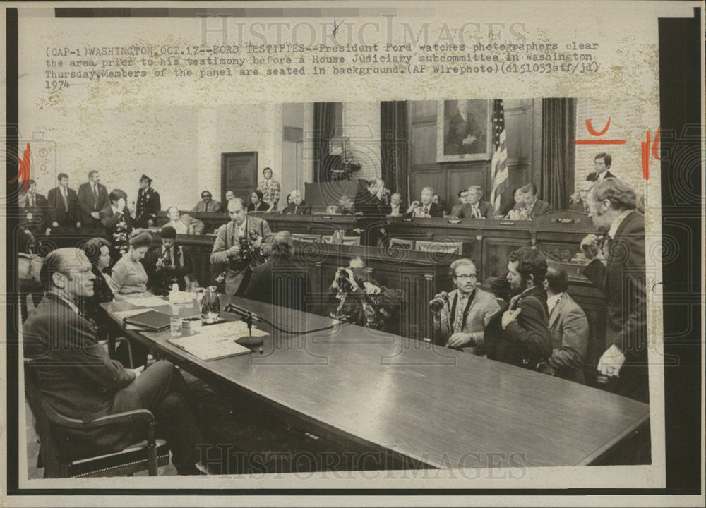 1974 Press Photo President Ford Watches Photographs Clear Area House Judiciary - Historic Images