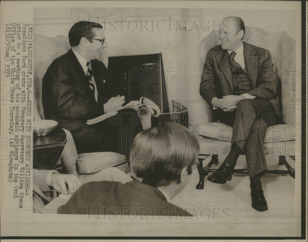 1975 Press Photo Treasury Secretary William Simon Chats President Gerals Ford - Historic Images