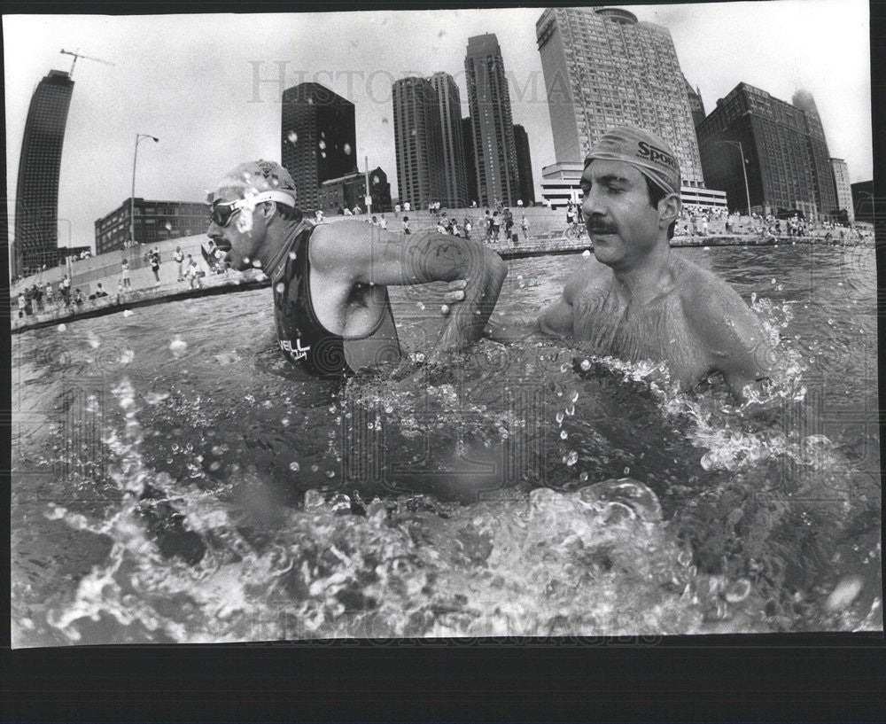 1990 Press Photo Tony Burda, Jon Lager, Lake Michigan. - Historic Images