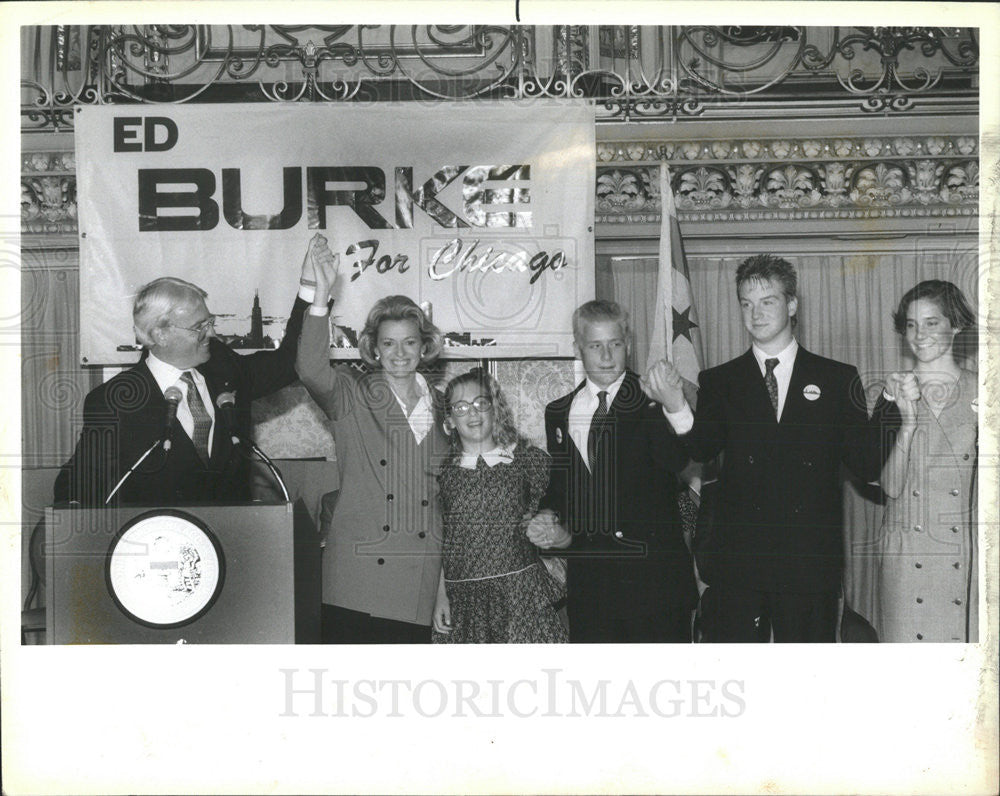 1988 Press Photo Ald.Edward M.Burke with his wife, daughter and son. - Historic Images