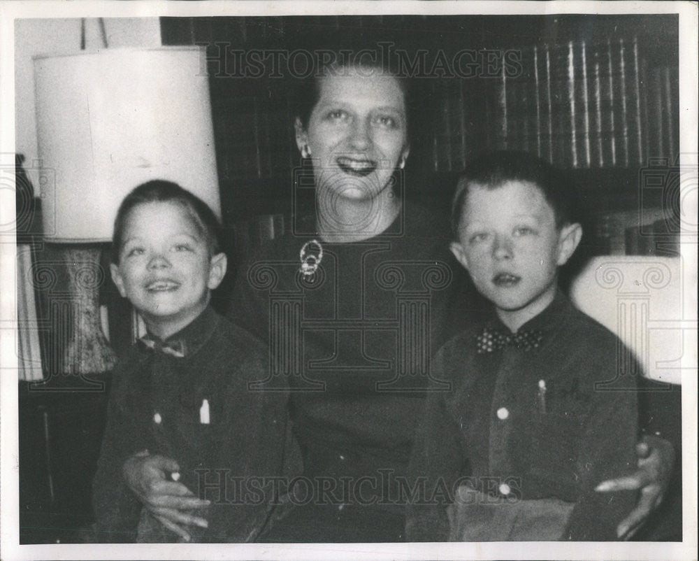 1962 Press Photo Mrs.Jean Debak with her 2 sons who disappeared on way to school - Historic Images