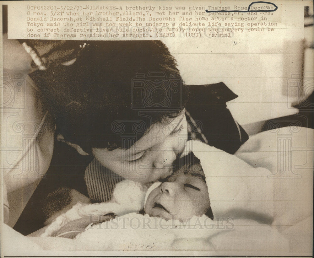 1973 Press Photo Brotherly Kiss Theresa Rose Decorah Donald Mitchell Field Home - Historic Images