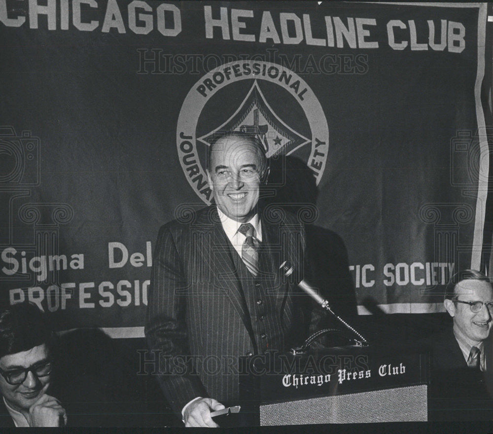 1972 Press Photo Emmet Dedmon speaking to the headliner club. - Historic Images