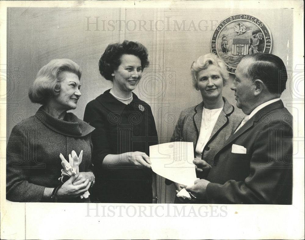 1963 Press Photo Mrs. Emmett Dedmon Chicago City Socialite - Historic Images