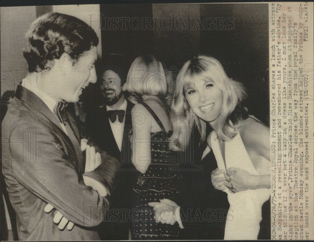 1975 Press Photo Prince Charles Share Laugh Actress Hampshire Revealing Moment - Historic Images