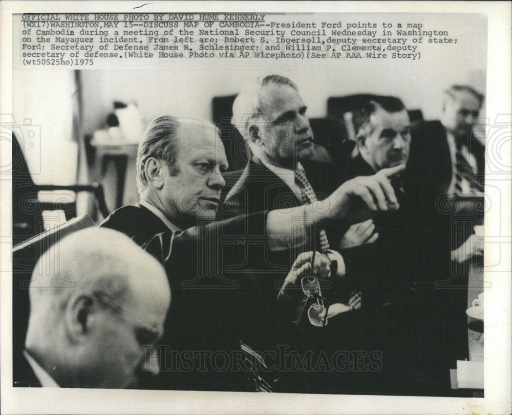 1975 Press Photo Ford Points To Map Of Cambodia During Meeting In Washington - Historic Images