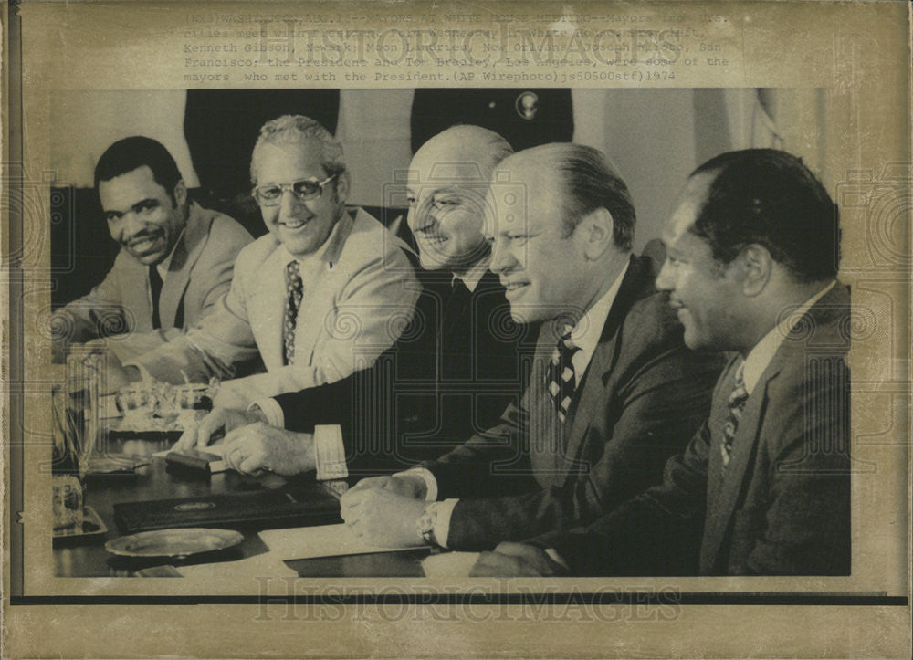 1974 Press Photo President Ford White House Tom Bradley Moon Landreiu Mayor - Historic Images