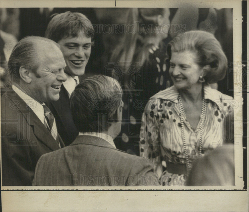 1975 Press Photo President Ford Son Jack And Betty Ford Joke With HelmutSchmidt - Historic Images