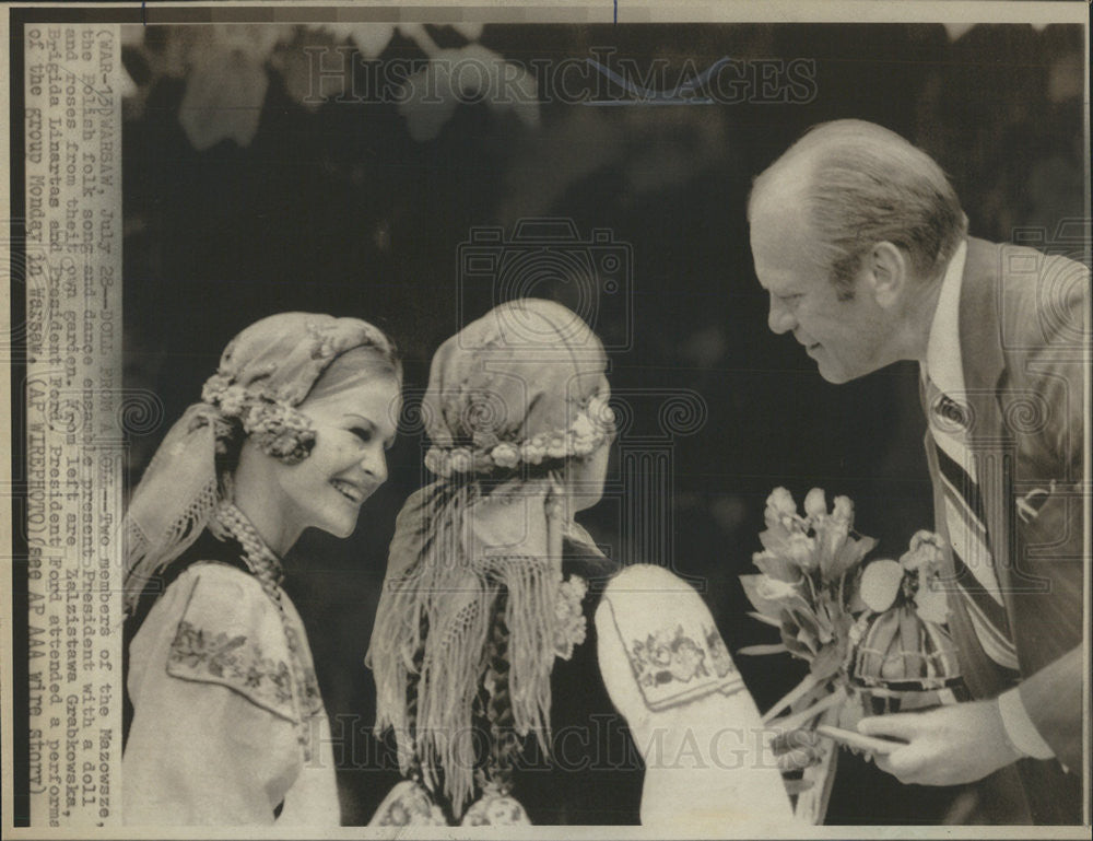 1975 Press Photo Two Member Mazowzze Polish Folk Song Dance Doll Rose Garden - Historic Images