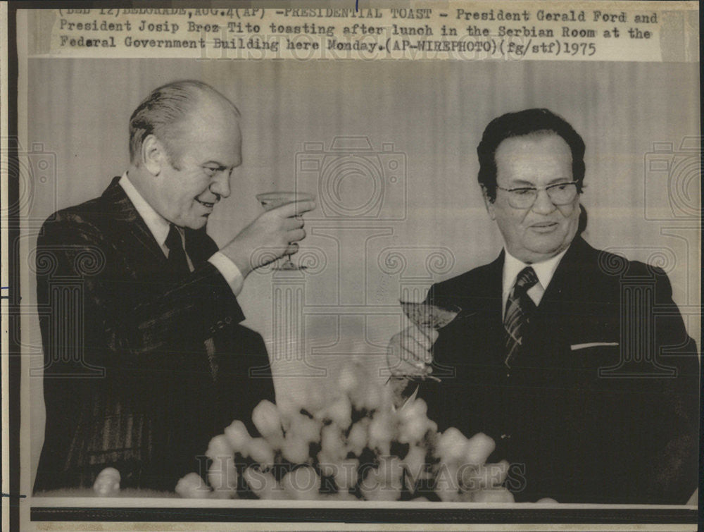 1975 Press Photo Gerald Ford Josip Tito Toasting After Lunch In Serbian Room - Historic Images