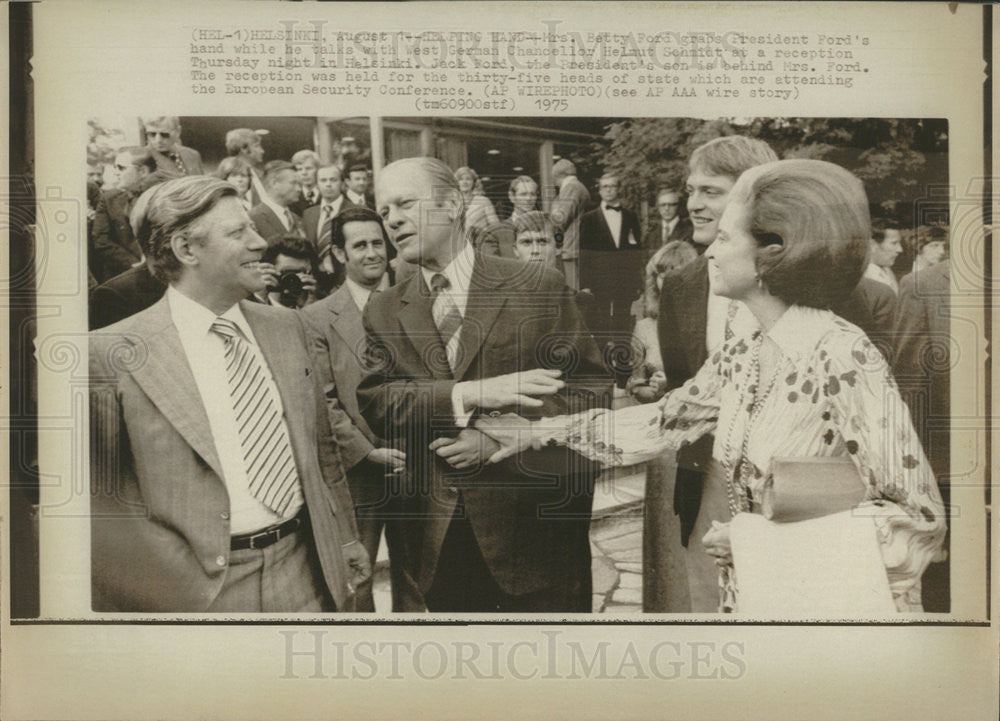 1975 Press Photo Mrs Betty Ford Grabs President Ford West German Chancellor Talk - Historic Images