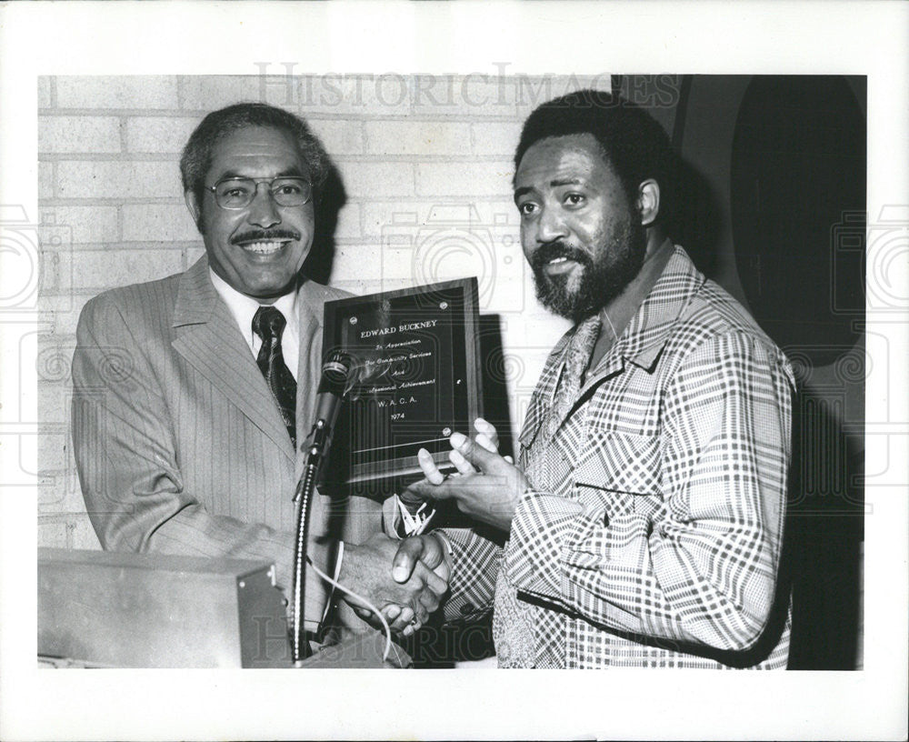 1974 Press Photo Kavis Presented Award Of Appreciation To Commander Buckney - Historic Images