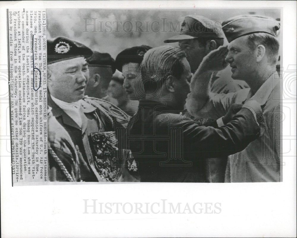 1971 Press Photo South Vietnamese President Nuguyen Van Thick General Fredrick - Historic Images