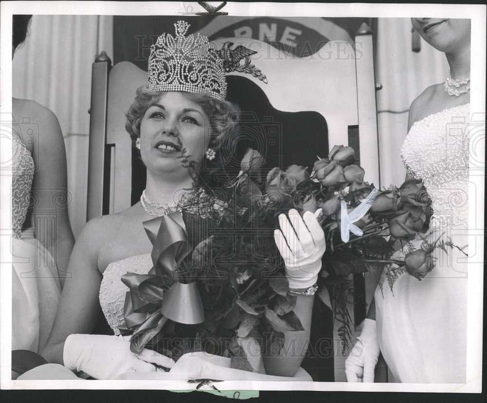 1962 Press Photo Nancy Blazek Court Cicero flowers crowed head Westren Hawthorne - Historic Images