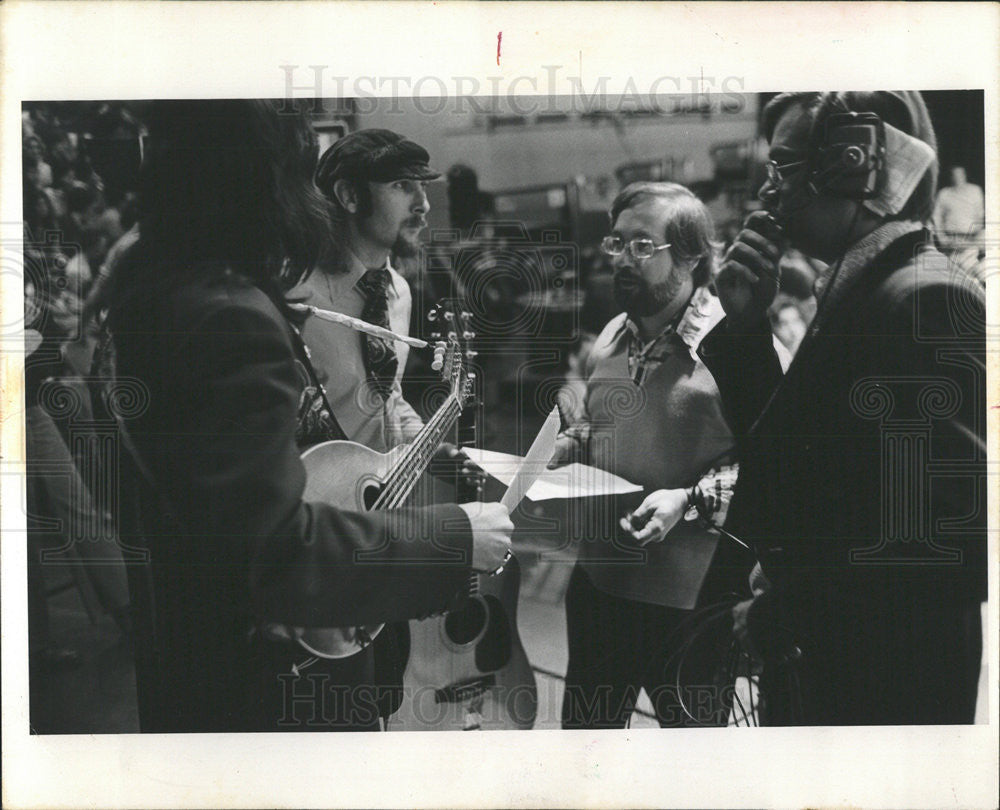 1974 Press Photo Ken Ehrilch Marv Pienta Preparing To Tape A Sound Stage Segment - Historic Images