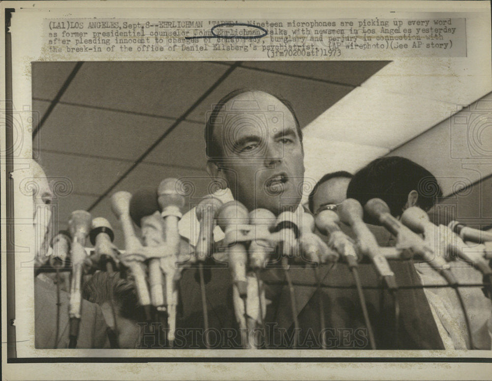 1973 Press Photo Presidential Counselor John Ehrlichman microphone Daniel Office - Historic Images