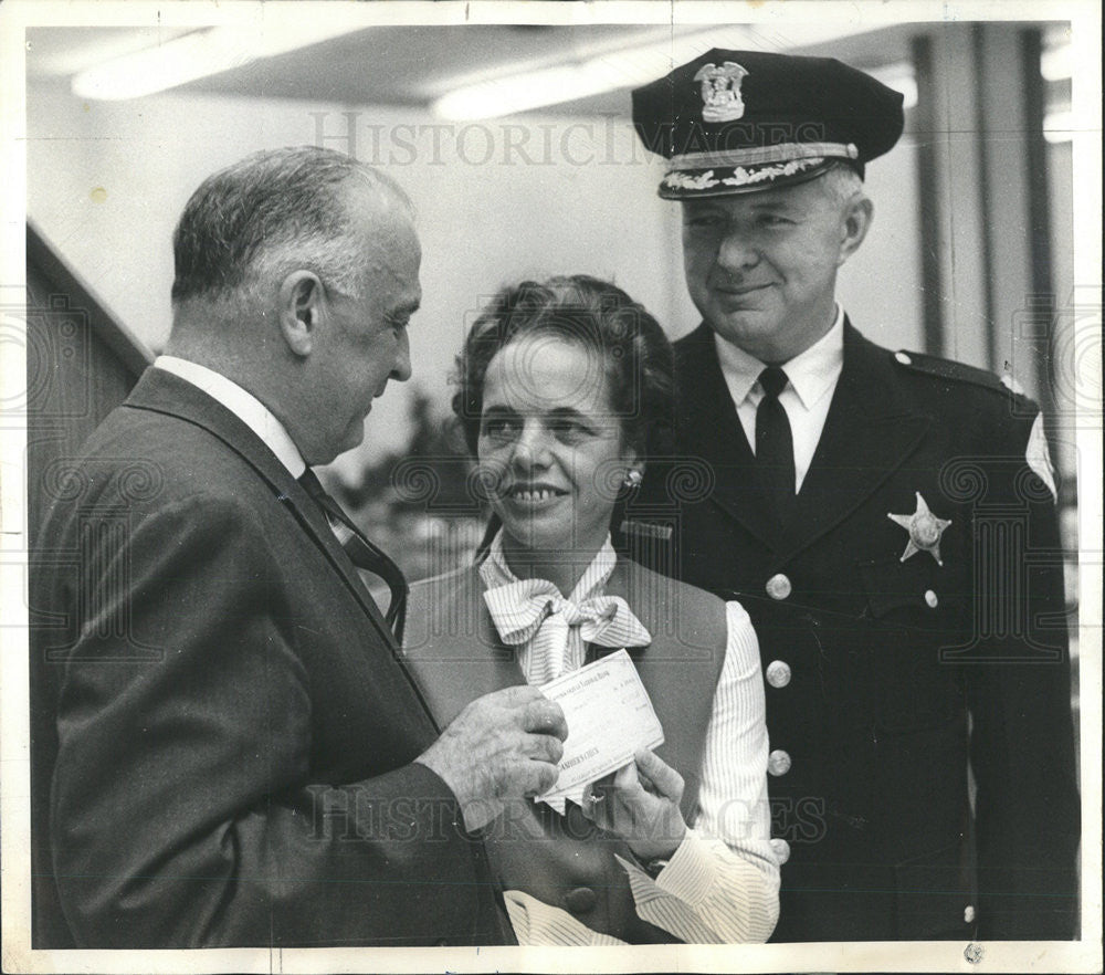 1965 Press Photo Jean Eichhorst Police Charles Donald Magers Widow Check Citizen - Historic Images