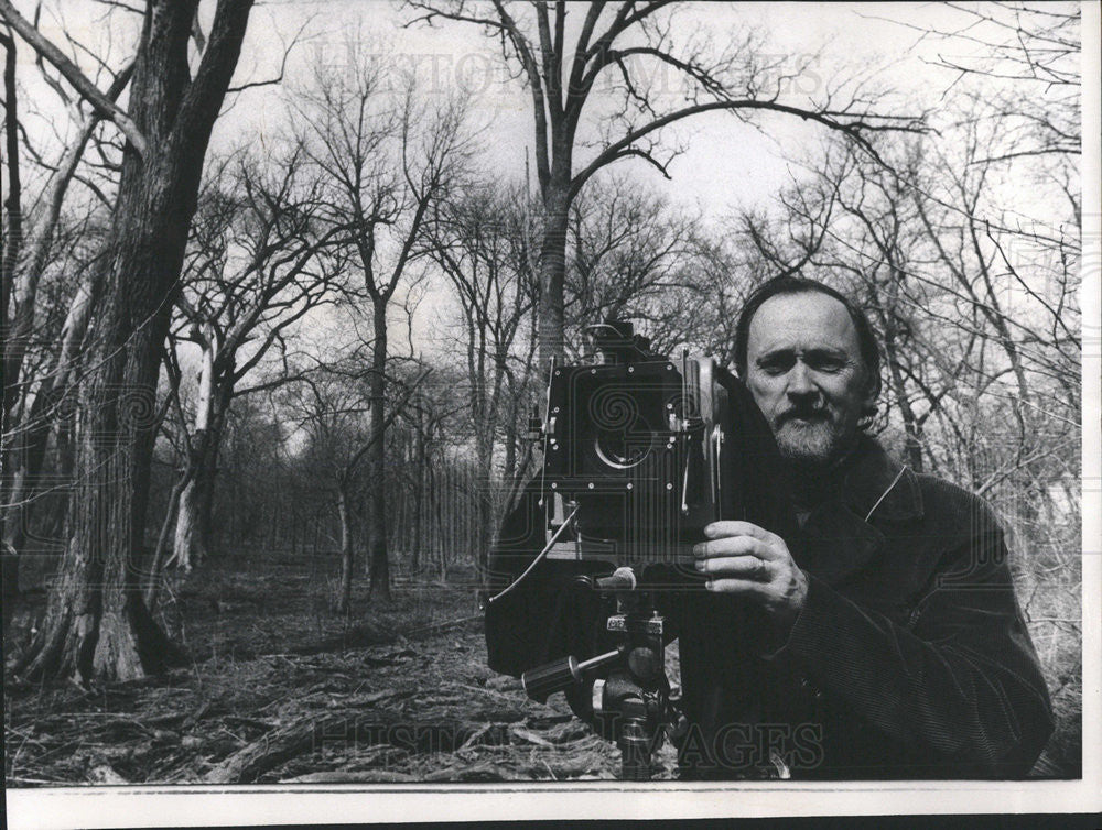 1976 Press Photo Landscape Charles Davis Teacher Woods Tree Camera ForestDavis - Historic Images