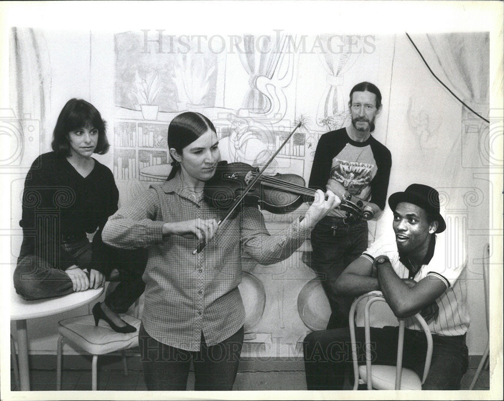 1987 Press Photo McAllister Davis Murray Porter Playing Violin Living Apartment - Historic Images