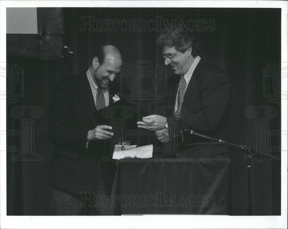 1994 Press Photo Fugitive Director Andrew Davis Hold Commitment Chicago Award - Historic Images